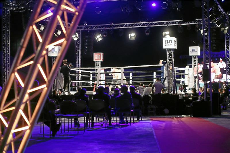<p>Mal ein anderer Blick ins Eisstadion von Braunlage: 500 Zuschauer sind beim Boxkampf von Marco Huck dabei. Foto: Bein</p>
