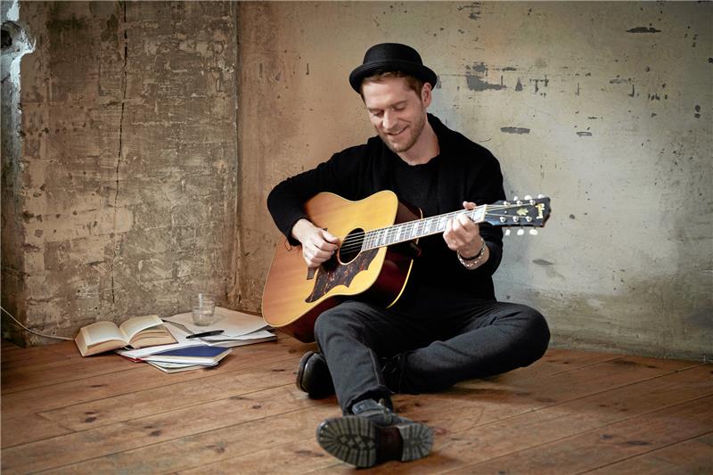 <p>Man hat als Künstler die Verantwortung, sich zu positionieren“, sagt Sänger und Songwriter Johannes Oerding.  Foto: Olaf Heine</p>