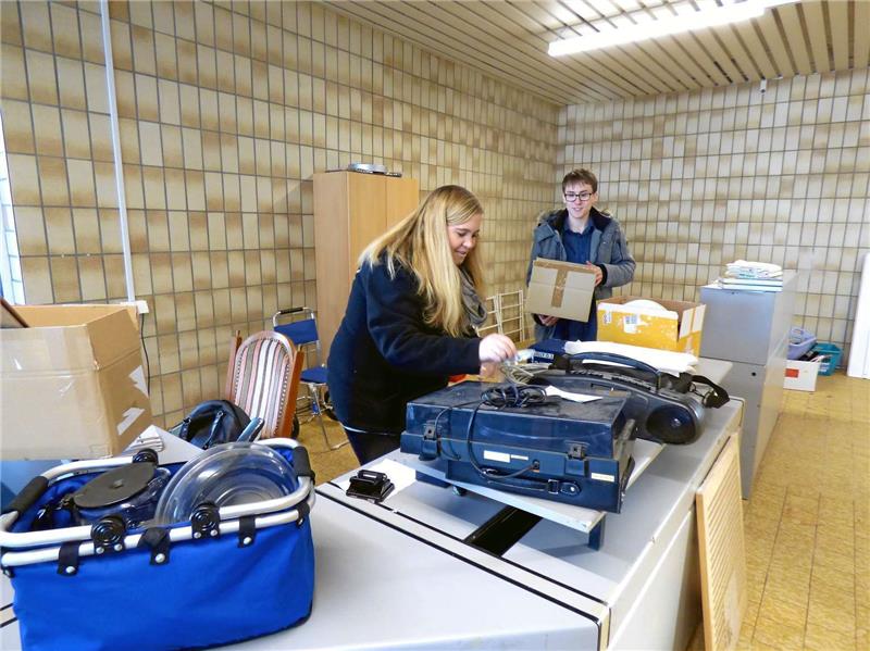 Ex-Aldi-Markt wird Sozialkaufhaus <p>Marcel Dietrich und Jana Bussmann packen aus und räumen ein: Am Freitag wird das Sozialkaufhaus am Ostbahnhof eröffnet. Fotos: Ebeling</p>