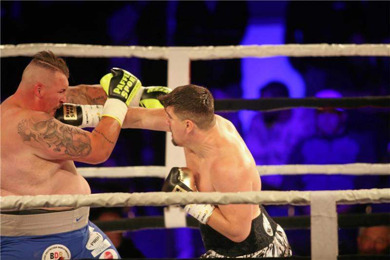 <p>Marco Huck (re.) setzt gegen Dennis Lewandowski mehrfach klare Treffer, doch der 152-Kilo-Koloss fällt nicht um. Für Huck gibt es daher einen Punktsieg. Foto: Bein</p>