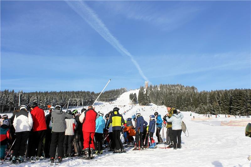 Der „Weg in den Winter“ kostet viel Zeit <p>Menschentrauben bilden sich vor den Liftanlagen am Fuße des Wurmbergs: Geduld brauchen Skisportler nicht allein bei der Anreise in den Oberharz.</p>