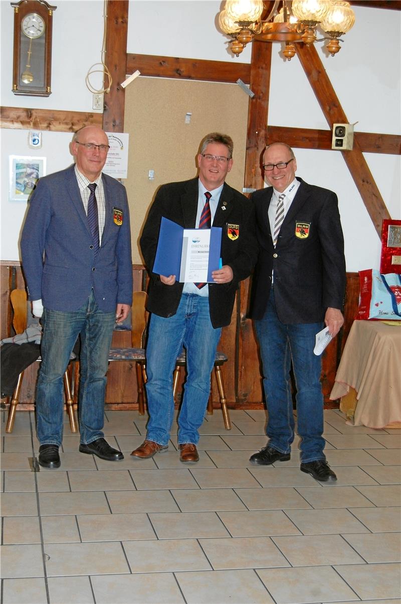 <p>Michael Ebeling (Mitte) erhält aus den Händen von Helmut Fichtner (re.) und Rüdiger Thometzek das Verdienstabzeichen der DLRG in Silber. Foto: Privat</p>
