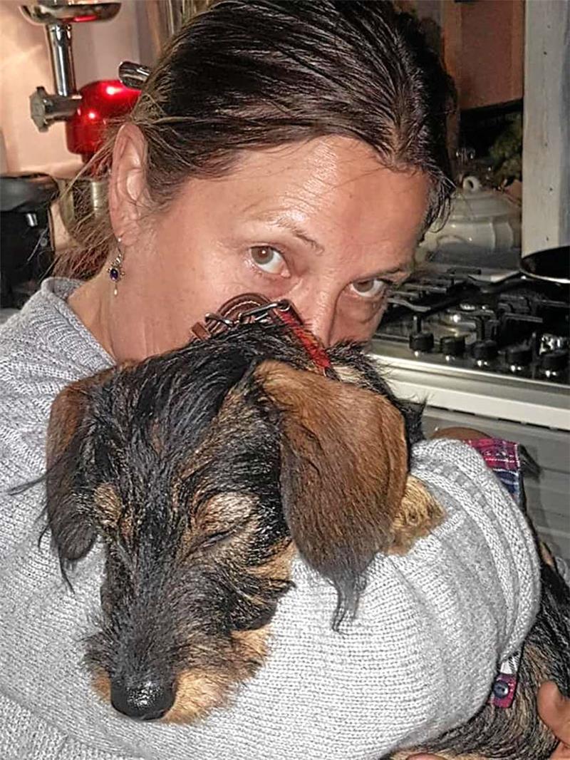 <p>Mit Angelika Paetzold hat sich die nur 15 Monate alte Rauhaardackel-Hündin Dolores eine echte Hundefreundin als Finder ausgesucht. Fotos: Privat</p>