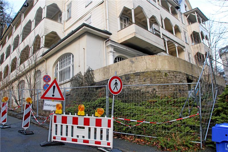 <p>Mit Bauzaun und Bake sowie entsprechenden Schildern abgesperrt: das einsturzgefährdete Ensemble der früheren Loges-Schule an der Papenbergstraße. Foto: Breuer</p>