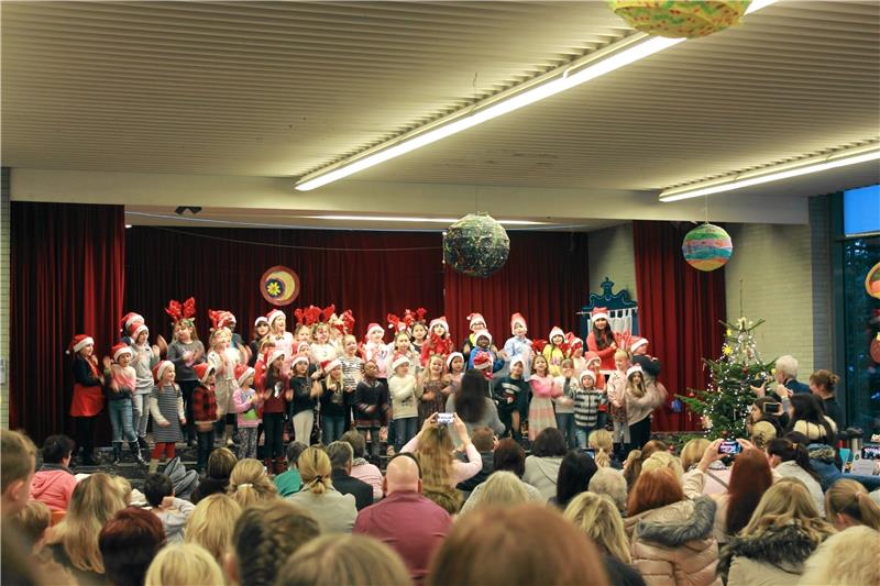 <p>Mit dem Schulchor beginnt das „Weihnachtliche Schulfest“.Fotos: Eggers</p>