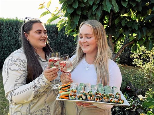 <p>Muriel Dahle und Tessa Koch (v.li) testen die kühlen Drinks und die frischen Sommerrollen.<br> Foto: Otte</p>