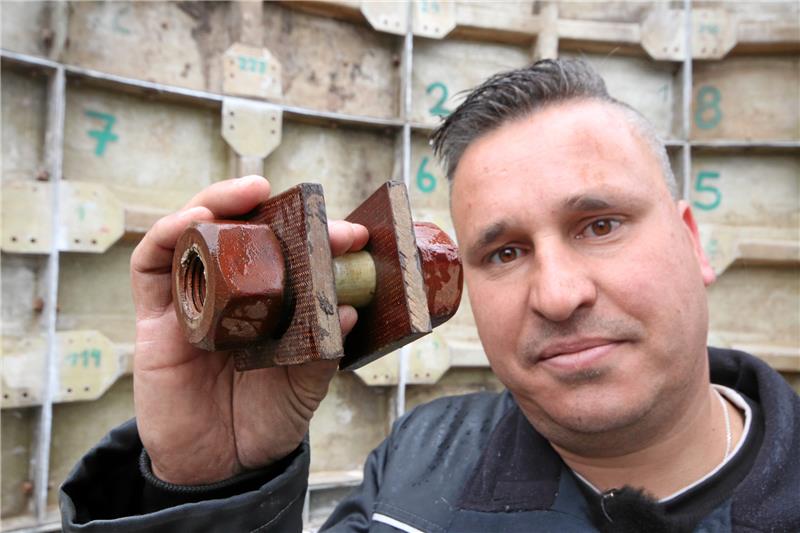 <p>Museums-Macher Mario Tänzer präsentiert eine Spezialschraube der Stasi-Kuppel.</p>