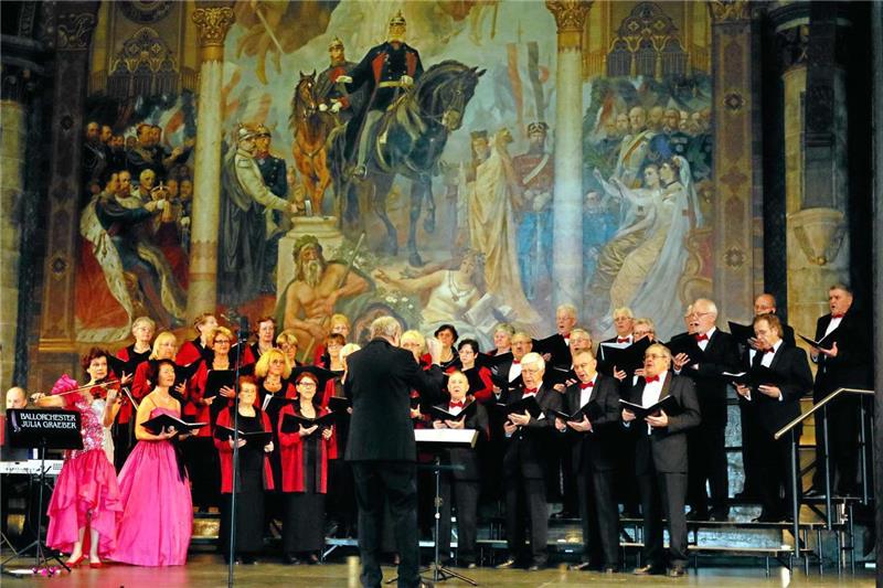 <p>Musik ist Trumpf – besonders für den MGV-Juventa-Chor, der unter der Leitung von Peter Wegener zur Konzertreife geführt wurde. Fotos: Epping</p>