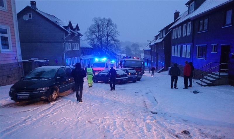 <p>Nach Unfällen auf schneeglatter Fahrbahn musste die Osteröder Straße in Clausthal-Zellerfeld für die Nacht von Freitag auf Samstag gesperrt werden. Foto: Polizei/Rettungsdienst</p>