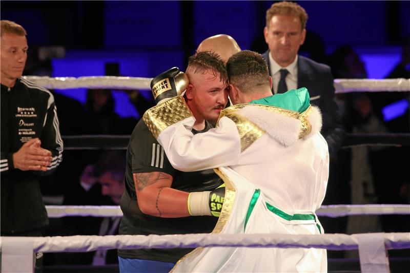 <p>Nach dem Kampf gibt es eine freundschaftliche Umarmung zwischen Marco Huck (re.) und Dennis Lewandowski. Beide kennen sich seit Jahren gut. Foto: Bein</p>