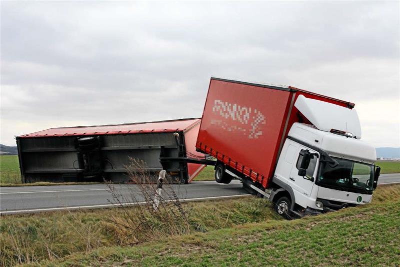 <p>Nach dem Unfall versperrte das quer auf der B 6 bei Dörnten stehende Gespann die Straße komplett. Sie musste während der Bergungsarbeiten für mehrere Stunden bis in den Abend hinein voll gesperrt bleiben. Foto: Leifeld</p>
