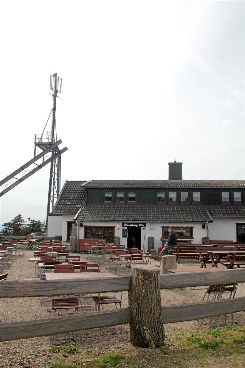 <p>Nicht links neben oder in das Gebäude integriert soll der neue Aussichtsturm auf dem Wurmberg errichtet werden, sondern vor die Gaststätte. Foto: Eggers</p>