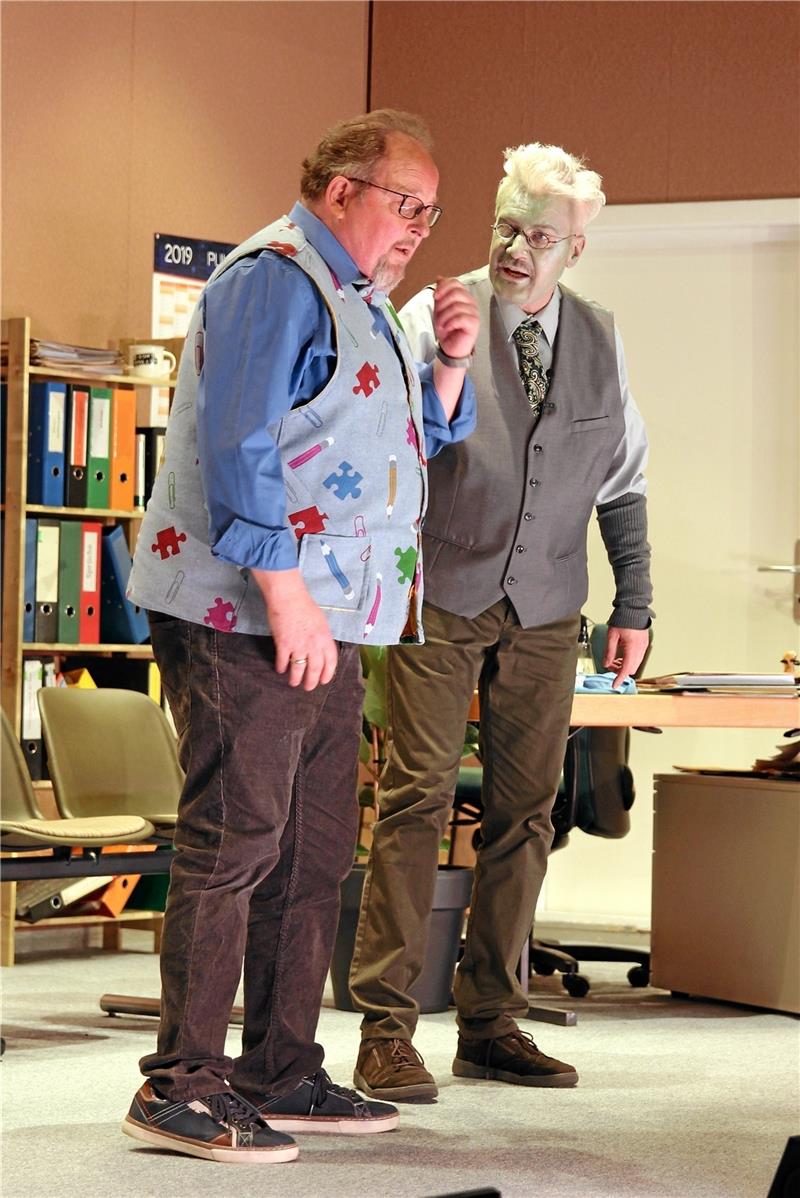 <p>Nikolaus Nachtigall (Michael Lindauer, re.) ist das Gespenst. Verstorben einst am Schreibtisch des braven Beamten Theobald Müller (Michael Kanigowski), ist es noch immer mit seinem ehemaligen Arbeitsplatz eng verbunden und entsetzt, als es von einer Umnutzung oder gar einem Abriss des denkmalgeschützten Rathauses hört. Fotos: Leifeld</p>