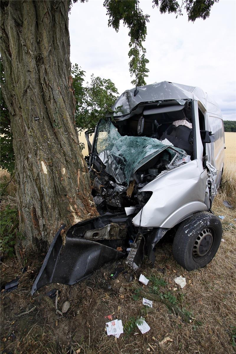 <p>Noch an der Unfallstelle verstarb der Fahrer des Transporters. Der Wagen war auf der L 518 frontal gegen einen Baum geprallt. Foto: Epping</p>