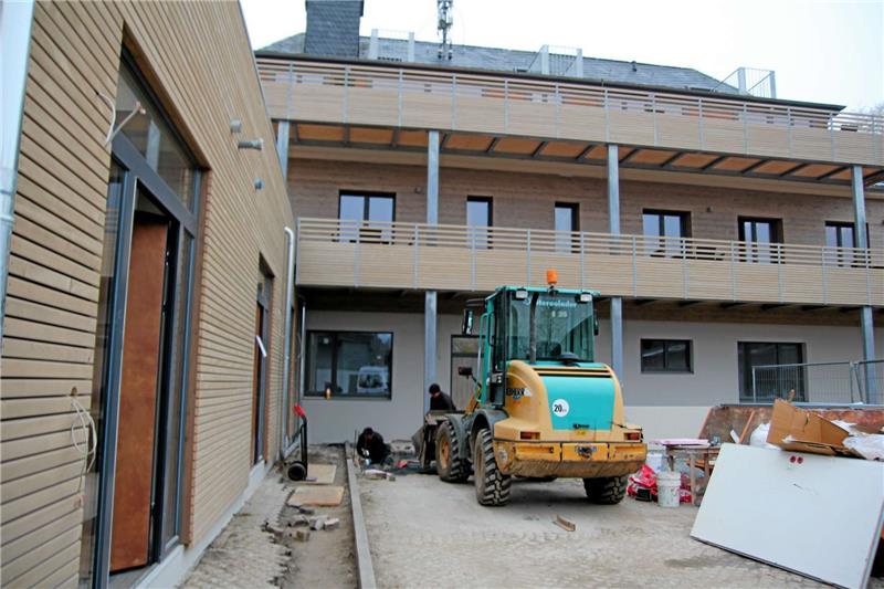 <p>Noch sind die Handwerker damit beschäftigt, für den letzten Schliff zu sorgen. Am Freitag wird das neue Stadt-Chalet dann offiziell eröffnet. Fotos: Eggers</p>