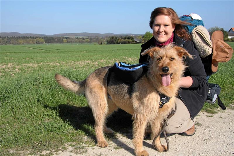<p>Noch sind sie zu Übungszwecken in der Feldmark unterwegs. Doch in zwei Wochen werden Nadine und Luna auf dem Jakobsweg Kilometer machen. Foto: Ciszewski</p>