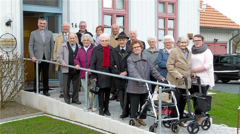 <p>Pastor Harald Merz (li.) und die Geburstagscafé-Gäste freuen sich über die neue Rampe am Gemeindehaus. Foto: privat</p>