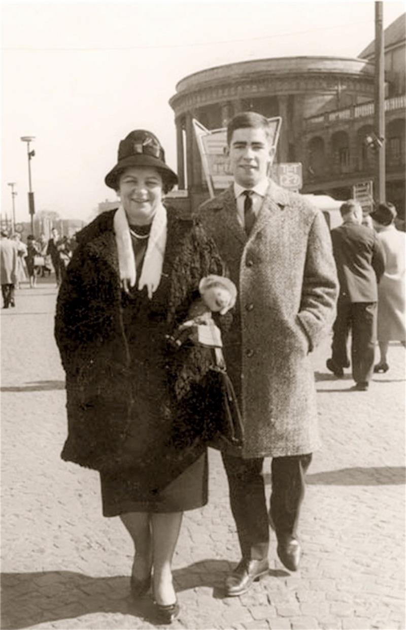 <p>Premiere: Der Lehrling Hans-Joachim Tessner besucht mit Mutter Onni die Frankfurter Möbelmesse. Foto: Privat</p>