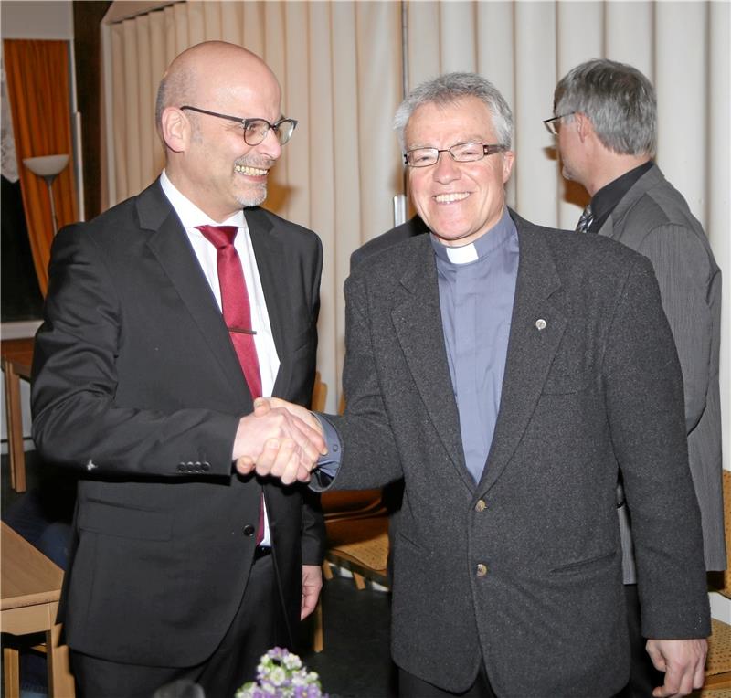 <p>Propst Jens Höfel (links) verabschiedet Stefan Gresing als Pfarrer für Braunlage und Tanne. Von Freitag an wird Gresing die Kirchengemeinden Wieda und Tettenborn betreuen. Foto: Jung</p>