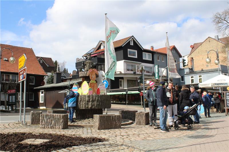 <p>Pünktlich zum Fest wurde der Eichhörnchenbrunnen zum Osterhasenbrunnen verwandelt und lockte am sonnigen Freitag ciele Spaziergänger. Foto: Mika Beckmann</p>