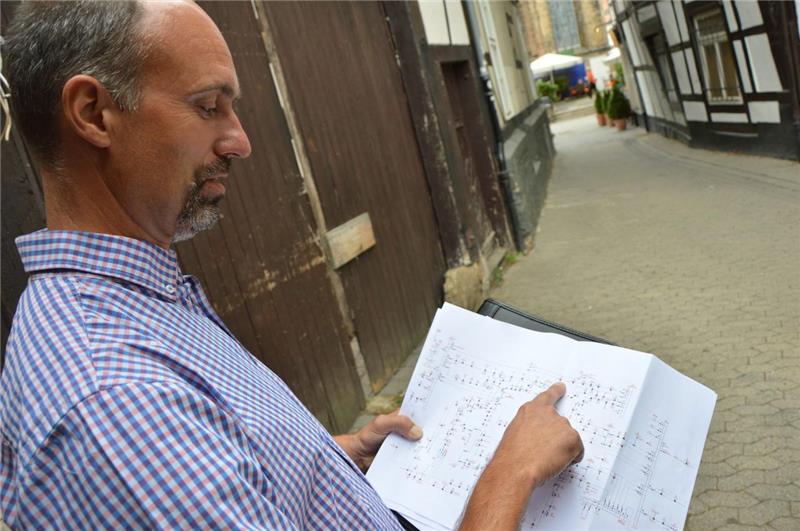 <p>Ralf Antes hat den Überblick: Auf der Karte sind alle Ortsstationen Goslars und die verschiedenen Verbindungen eingezeichnet.  Foto: Meyer-Zurwelle</p>