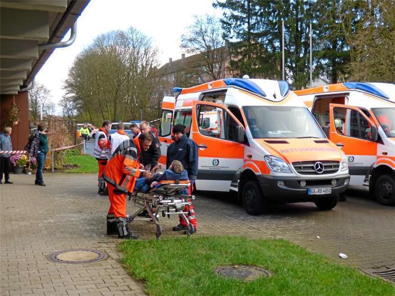 <p>Rettungskräfte versorgen eine verletzte Schülerin. Sechs Mädchen und Jungen kamen in Krankenhäuser, insgesamt 29 waren betroffen. Foto: Ebeling</p>