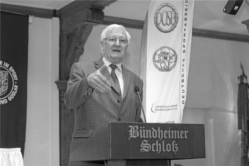 <p>Rolf Meyer in seiner Paraderolle bei der Moderation einer Sportveranstaltung im Bündheimer Schloss. Am Donnerstag ist der 78-Jährige verstorben. Archivfoto: Gietemann</p>