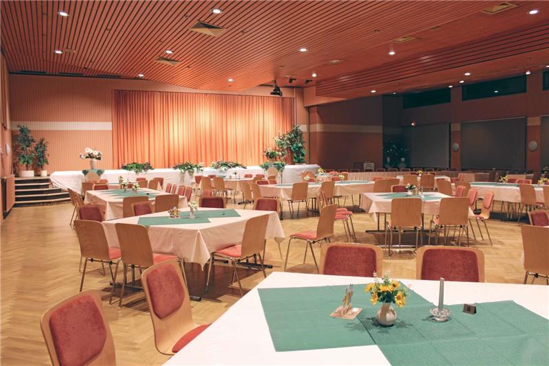<p>Schützenvogt Jürgen Sikora und Gabriele Ludwig betrachten zufrieden die neue Beleuchtung im Saal des Lindenhofs. Fotos: Jensen</p>