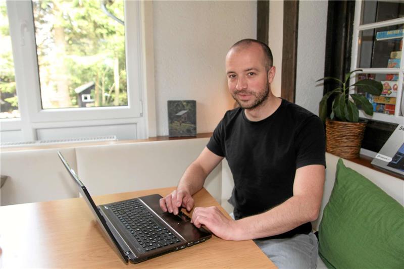 <p>Sein Laptop kann Timo Zacher derzeit in Oderbrück nur offline nutzen, einen Internet-Anschluss gibt es in dem kleinen Ortsteil der Stadt Braunlage nicht. Foto: Eggers</p>
