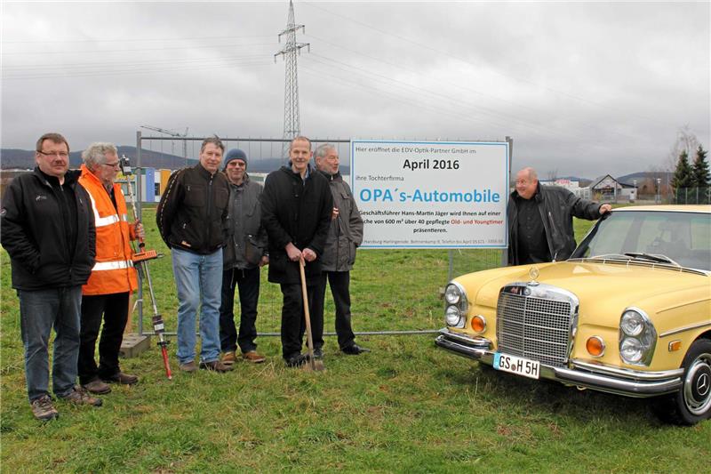 <p>Spatenstich mit Maik Noack, Heinrich Reimer, Markus Schmidt, Stefan Drösemeyer, Hans-Martin Jäger, Ralf Abrahms und Stefan Hirschfelder (v.l.). Foto: Seltmann</p>