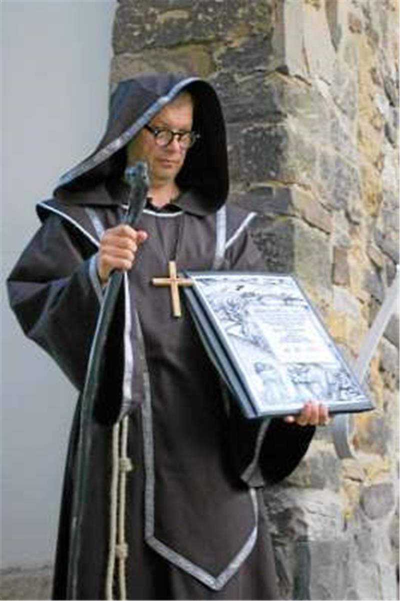 <p>Stadtführer im Mönchskostüm. Foto: GMG</p>