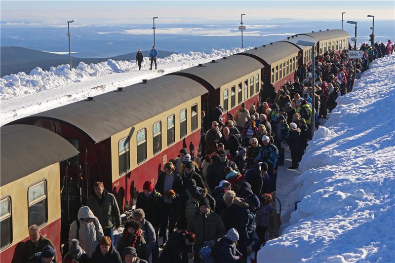 <p>Strahlender Sonnenschein, blauer Himmel, fantastische Fernsicht: Die Brockenbahn schnaufte stets voll besetzt auf den höchsten Harzer Gipfel. Foto: dpa</p>