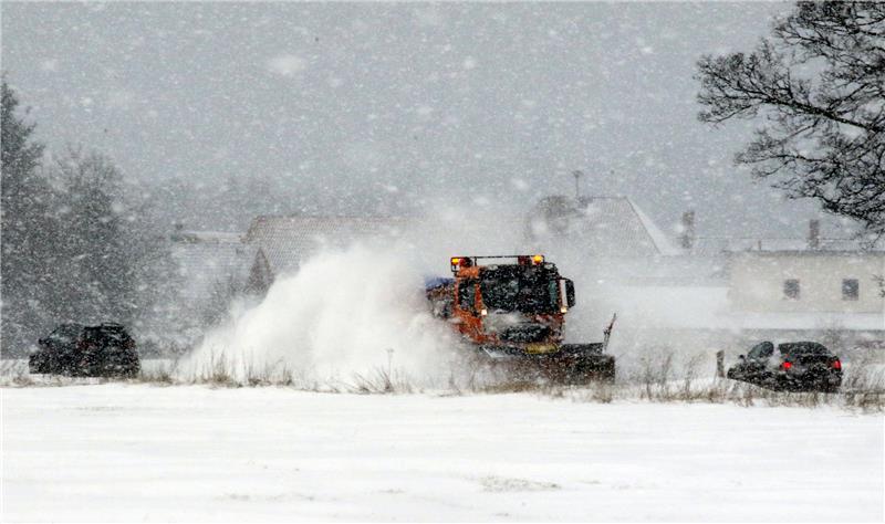 <p>Straßenmeistereien und Bauhöfe arbeiten auf Hochtouren und haben wie hier auf der B6 die Lage mitterweile weitestgehend im Griff. Foto: Epping</p>