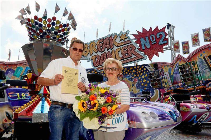 <p>Sven Schneider überreicht Erika Dreher einen Blumenstrauß. Foto: Epping</p>