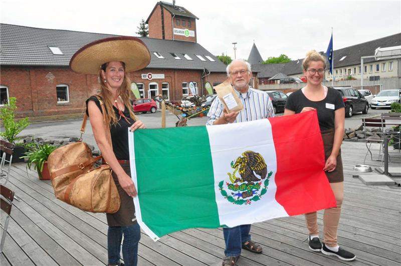 <p>Swenja-Janine Schlegel, Reinhard Guischard und Allison Höft (v.li.) halten die mexikanische Fahne hoch und laden zu den Veranstaltungen vor und während der Mexiko-Woche auf die Goslarschen Höfe ein. Foto: Kempfer</p>