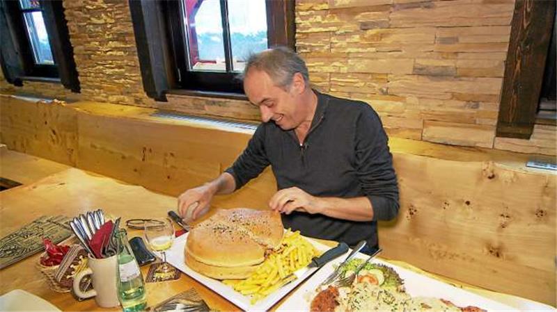 <p>TV-Koch Christian Rach freut sich über den XXL-Burger, der ihm beim Lautenthaler Schnitzelkönig serviert wird. Foto: RTL</p>