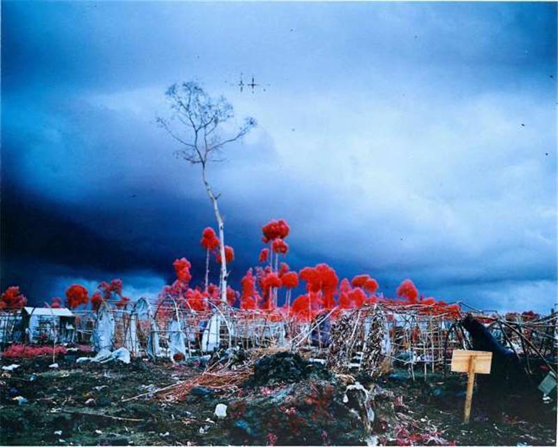 <p>Tombstone Blues (2012, Fotografie, digitaler Color Print): Richard Mosse zeigt in „Painting with History“ malerisch verfremdete Bilder. Foto: Richard Mosse</p>