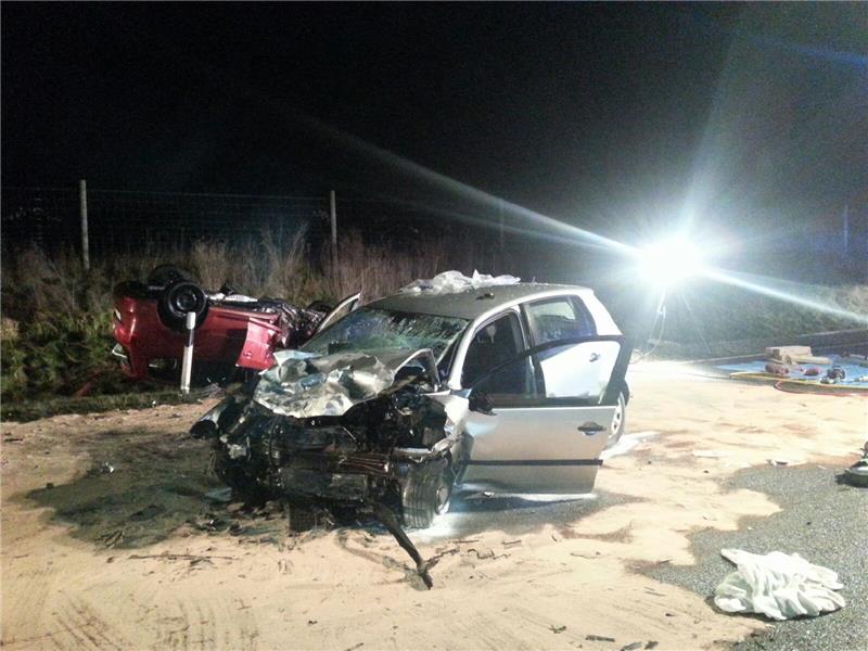 <p>Total zertrümmert sind die Autos nach dem Frontalzusammenstoß auf der B82. Foto: Epping</p>