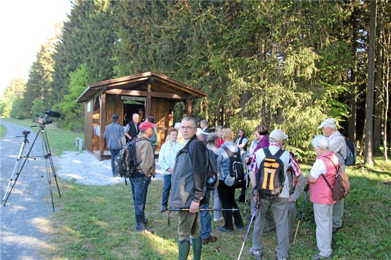 <p>Trotz der frühen Morgenstunden waren etliche Wanderer gekommen, um die neue Schutzhütte im Drei-Länder-Eck am sogenannten Jägerfleck zu eröffnen. Fotos: Eggers</p>