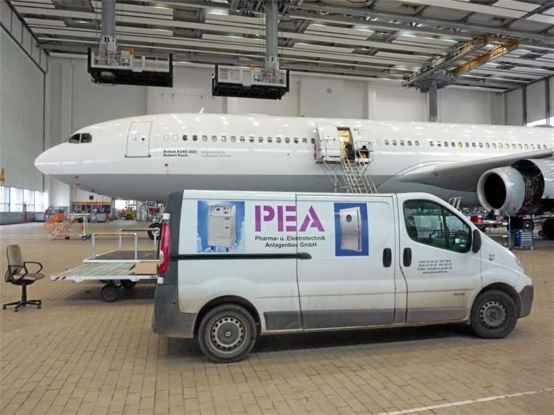 <p>Um in den Airbus 340 zu gelangen, wird der Wasserstoffperoxid-Generator über einen Hubwagen in das Flugzeug gebracht. Fotos: Michael Trenkner</p>