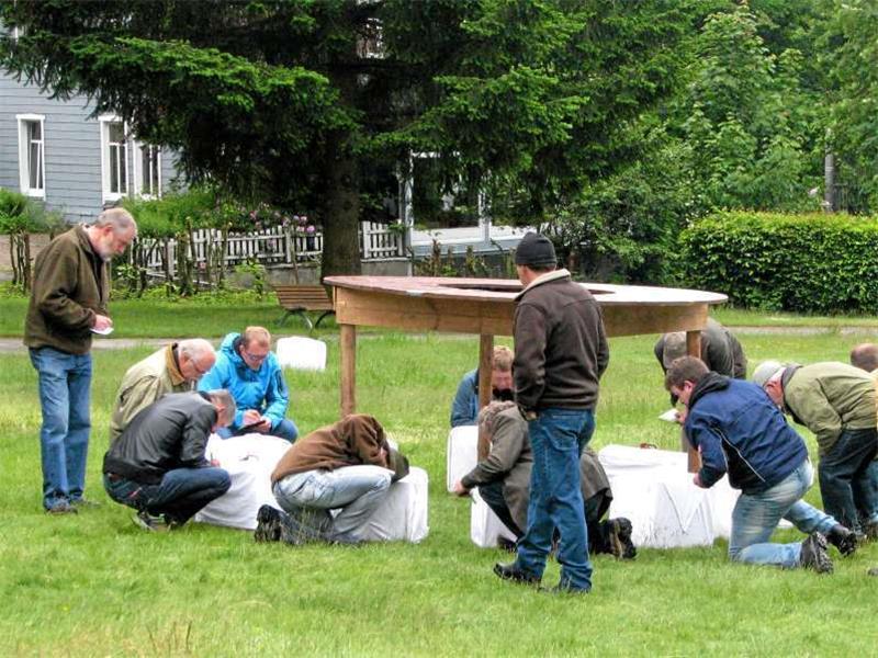 <p>Um zu hören, wie so ein Fink trällert, müssen die Teilnehmer des Wettstreits besonders dicht an die abgedeckten Bauer gehen. Fotos: Siebeneicher</p>