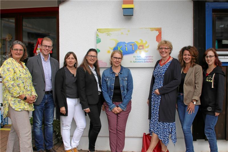 <p>Ute Oswald-Franzke vom Kirchenvorstand, Kämmerer Sascha Schwerin, Sabine Schlüter vom Kirchenkreis Harzer Land , SPD-Ratsfrau Katrin Tormann, Kita-Leiterin Corinna Schlüter-Dech, Bürgermeisterin Britta Schweigel und die Heilpädagoginnen Stefanie Henze und Sandra Saebel (v.li.) freuen sich über die neue Integrationsgruppe. Foto: Knoke</p>