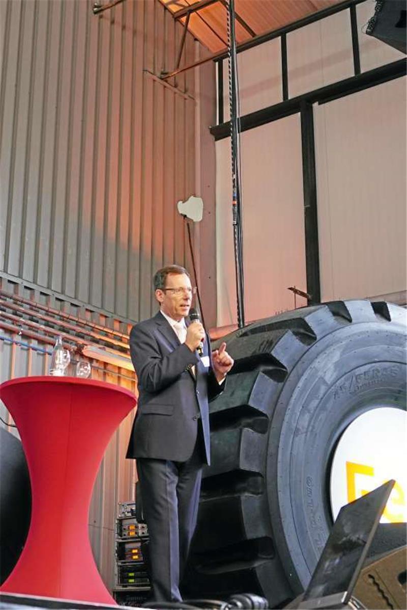 <p>Verabschiedung in ungewöhnlicher Umgebung: In der Maschinenhalle des Kalkwerks Rübeland hatten die Fels-Werke geladen, um Dr. Thomas Stumpf zu feiern. Foto: Privat</p>