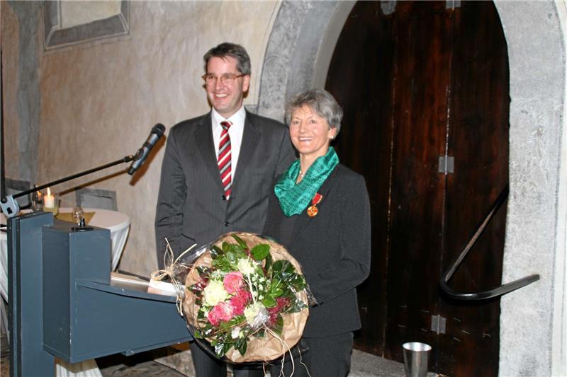 <p>Verdienstkreuz und ein Blumenstrauß — Jutta Fricke und Oberbürgermeister Dr. Oliver Junk nach der Verleihung. Foto: Exner</p>