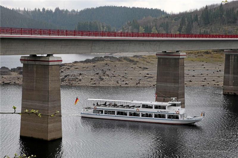 <p>Viel Luft nach oben hat das Fahrgastschiff „Aqua Marin“ beim Unterqueren der erneuerten Weißwasserbrücke. Foto: Bertram</p>
