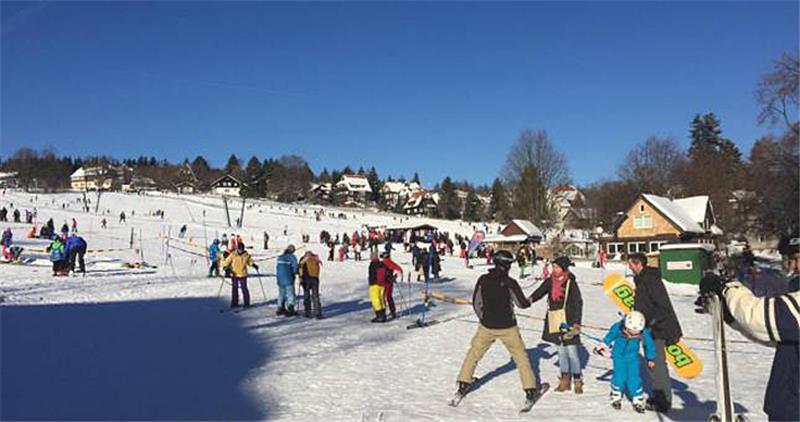 <p>Viel los auch auf der Skiwiese am Rathaus im Herzen Braunlages. Foto: Eggers</p>