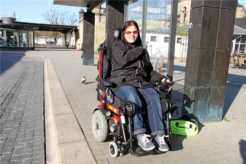 <p>Viviana Lombardi fährt mit einem Elektrorollstuhl, der im Gegensatz zu E-Scootern in Bussen mitgenommen werden muss. Foto: Ciszewski</p>
