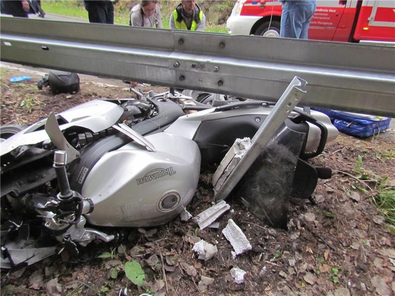 <p>Völlig zerstört wurde die Triumph bei dem fürchterlichen Unfall. Foto: Polizei</p>