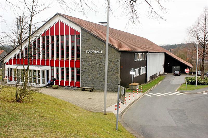 <p>Vom 8. Mai bis zum 31. Juli ist die Stadthalle Baustelle. Sie soll energetisch saniert werden und teils neue Fassaden und Fenster bekommen. Foto: Stumpf</p>