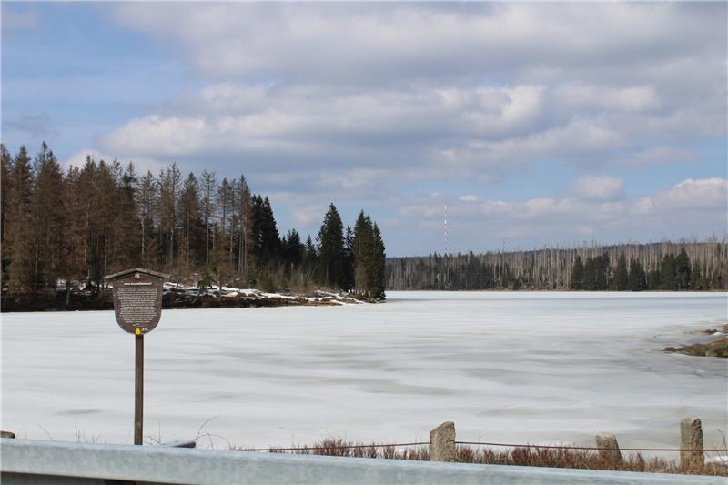 <p>"Vom Eise befreit..."? Goethes Osterspaziergang nachzuempfinden gestaltete sich auf Harzer Höhen schwierig. Nicht allein der Oderteich präsentierte sich unter Eis und Schnee. Foto: Mika Beckmann</p>